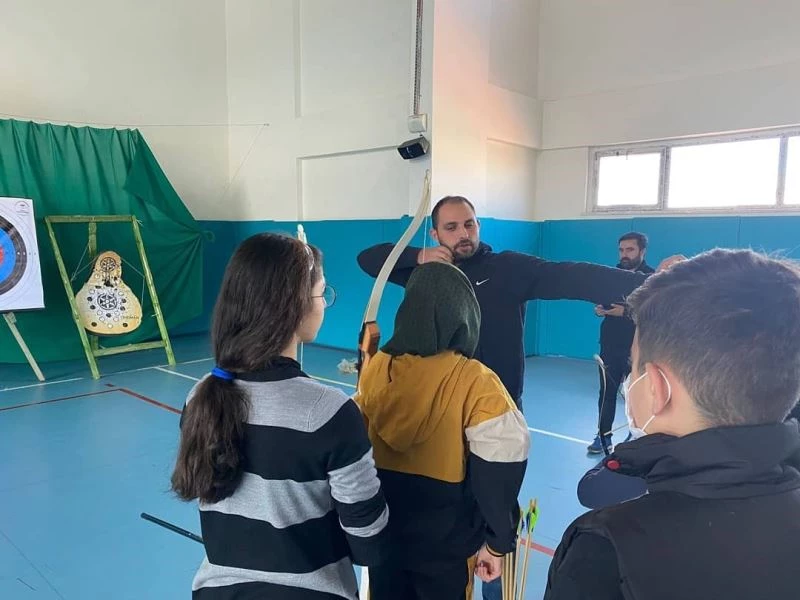 Ok atıp yay germeyi öğretti
