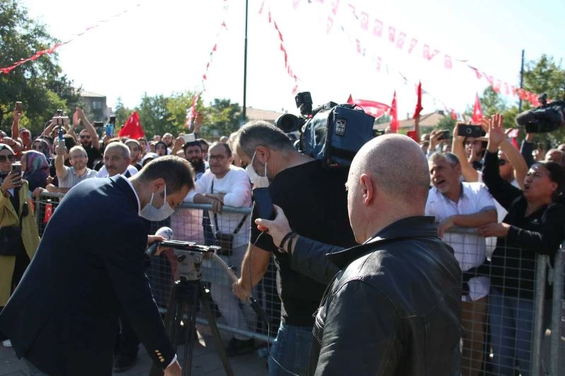 Aşı karşıtlarının mitinginde basın mensuplarına saygısızlık
