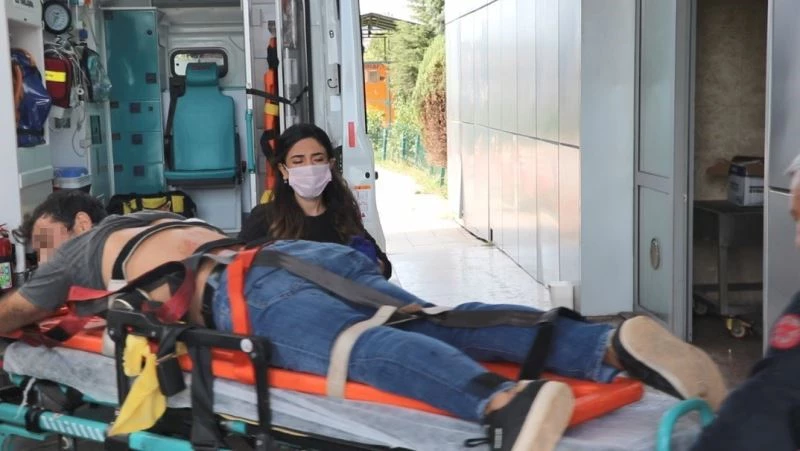 Ağabeyine saldıranı görünce yardıma koştu, kendisi bıçaklandı
