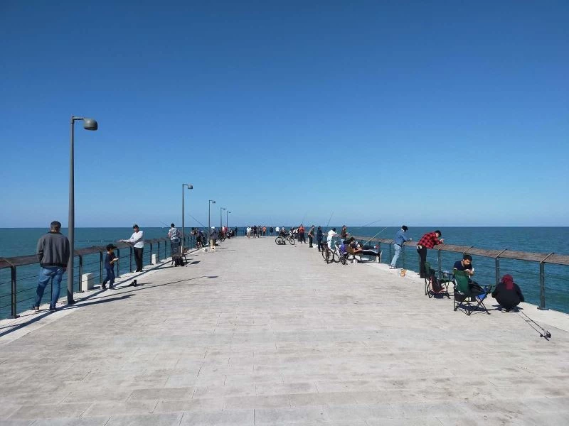 Ordu’da amatör balıkçılar iskeleye akın etti
