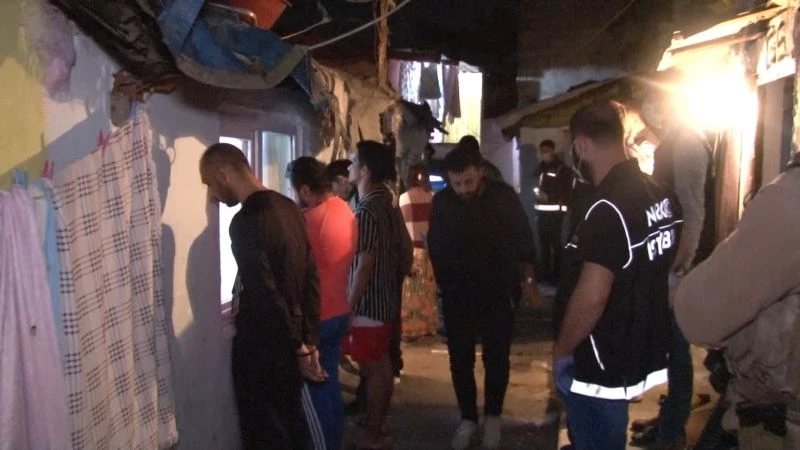  -Sokak ortasında uyuşturucu satışı yapan şahıslara polis baskını...Uyuşturucu kuyruğu kameralara yansıdı
