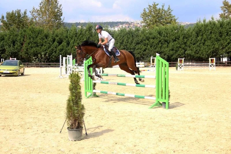 Yarışmacıların engel atlama yarışlarındaki performansı nefes kesti
