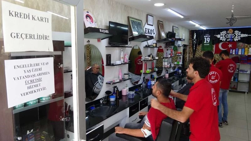 Bu berberde özel bireyler ve 65 yaş üstü ücretsiz tıraş ediliyor
