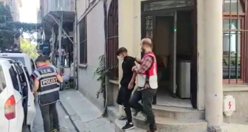 Sigara isteme bahanesiyle turistin cep telefonunu çalan şüpheliler yakalandı
