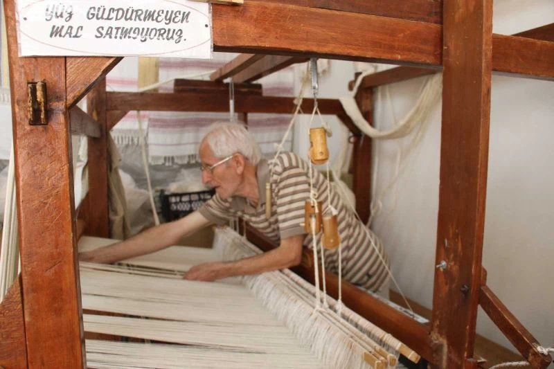 (Özel) 59 yıldır dokuma tezgahının başında
