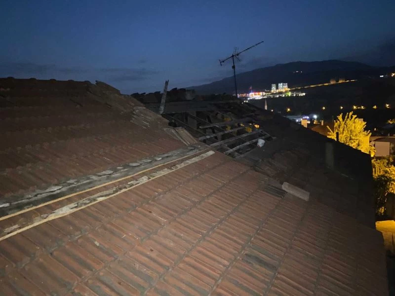 Evinin çatısını onarmak isterken düşerek yaralandı
