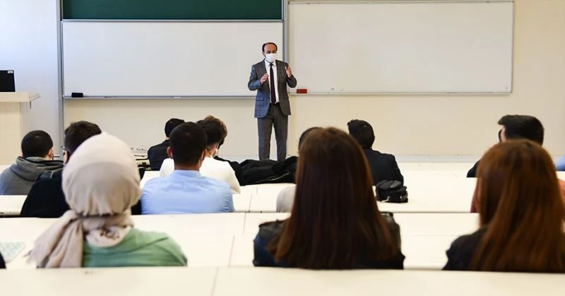 Yeni dönemin ilk dersini Rektör Bülent Çakmak verdi
