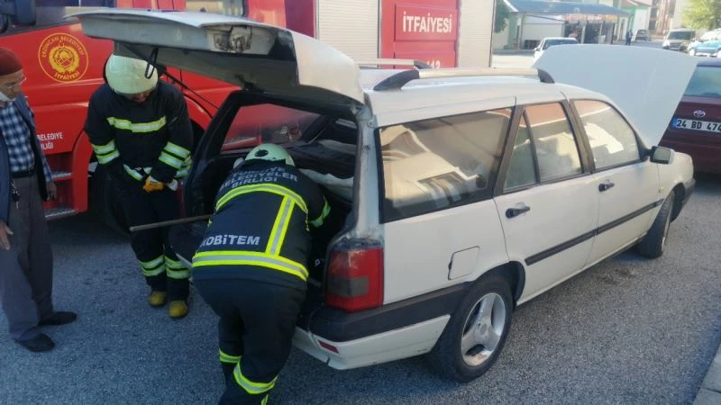 Park halindeki otomobilde elektrik kontağından kaynaklı yangın çıktı
