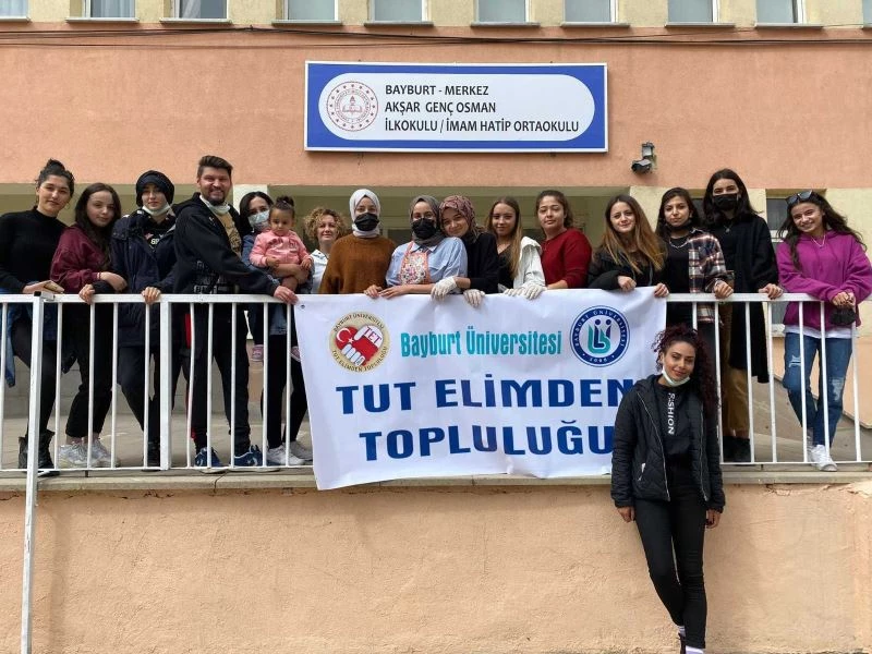 Bayburt’ta üniversite öğrencileri okullarda boyama ve süsleme çalışması yaptı
