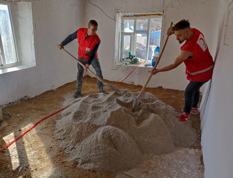 Yalnız yaşayan Zahide Teyze’nin evi onarılıyor
