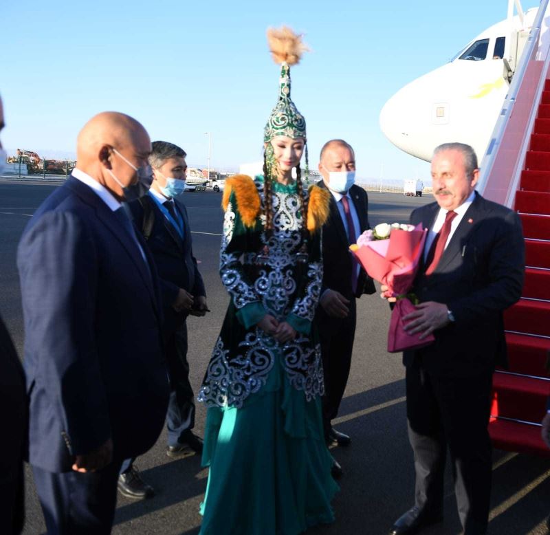 TBMM Başkanı Şentop, Türkistan’da Hoca Ahmet Yesevi Türbesi’ni ziyaret etti
