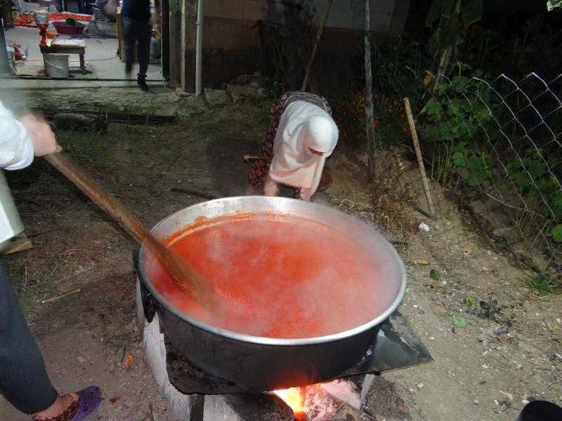  Bahçelerde salça kazanları kaynamaya başladı

