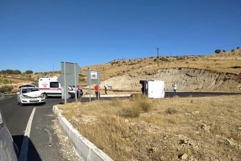 Takla atan araçlardan burunları bile kanamadan kurtuldular
