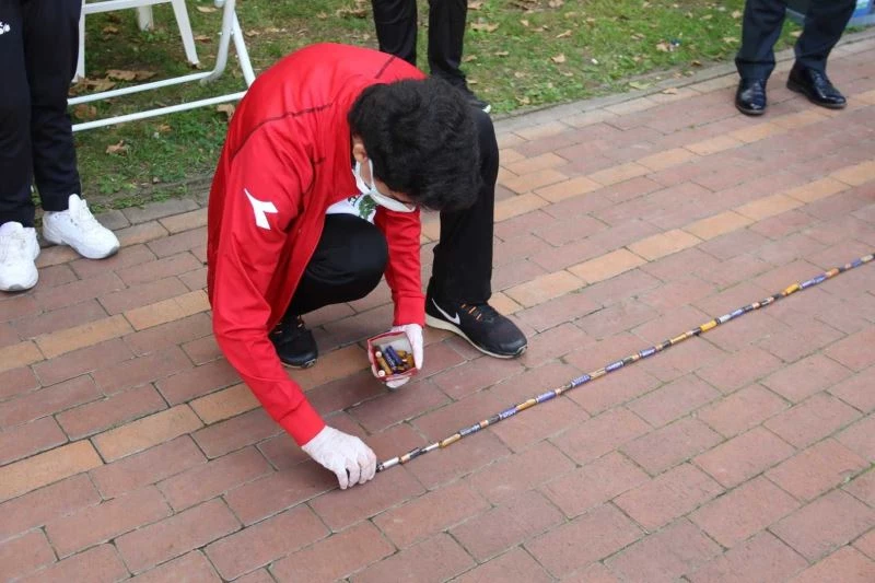 Çevre kirliliğine dikkat çekmek için atık pil dizme rekoru kırdılar
