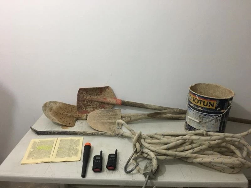 Evinin avlusunda kaçak kazı yapan şahsı ve arkadaşlarını jandarma suçüstü yaptı
