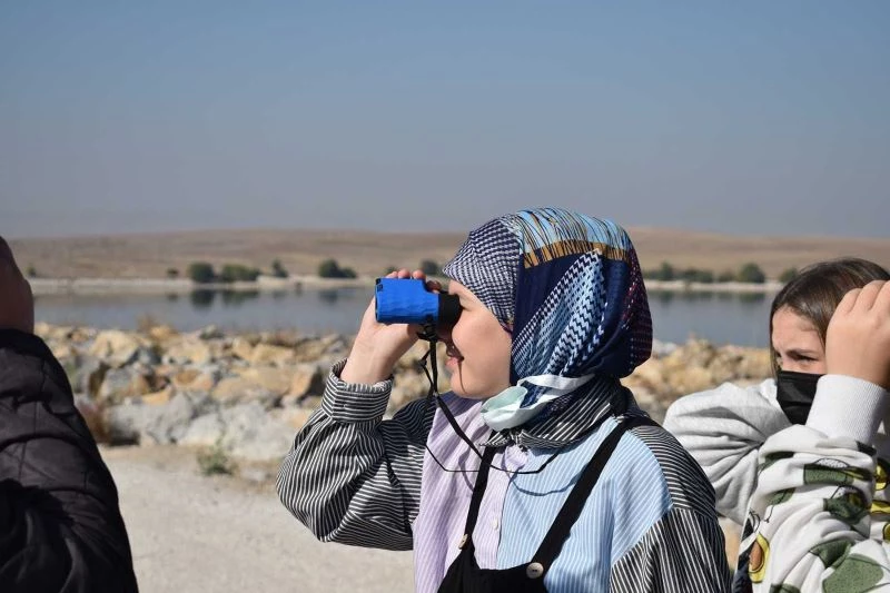 Çocuklar göç yolundaki kuşları gözledi
