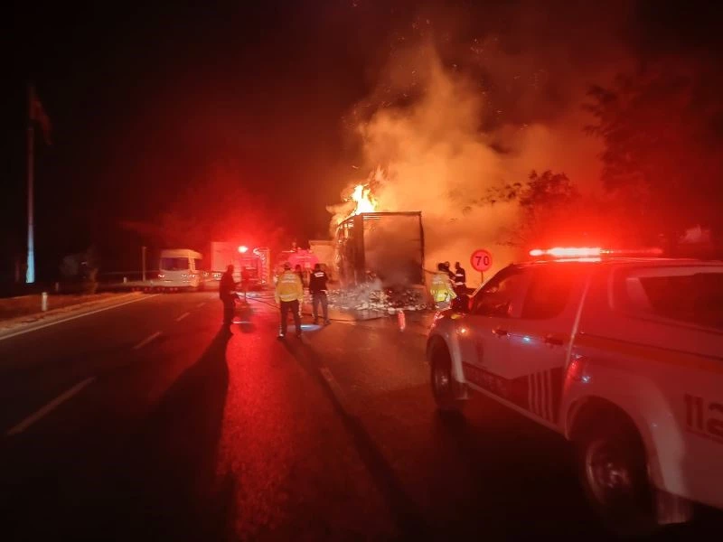 Susurluk’ta kağıt havlu yüklü tır yandı
