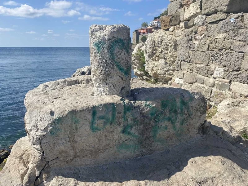 Tarihi Direkli Kaya’ya spreyle yazılar yazıldı
