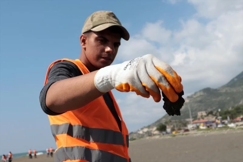 Hatay sahillerinde Suriye kaynaklı petrol sızıntısı temizliği sürüyor
