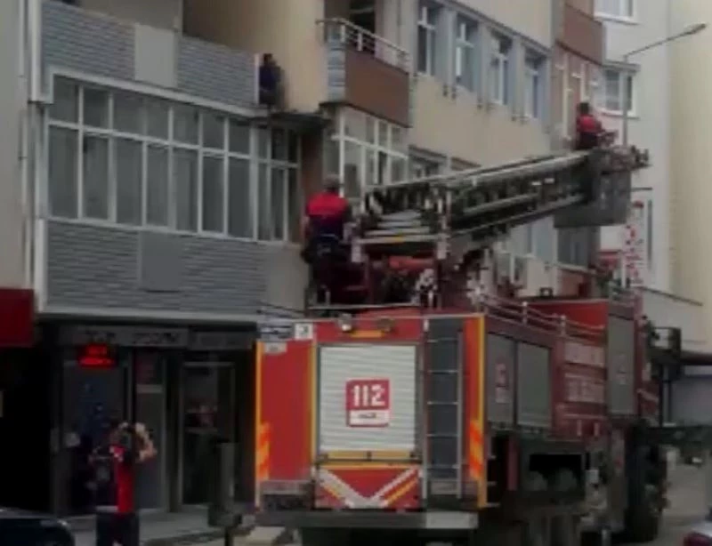 Alkol alıp intihar için binanın ikinci katına çıkan vatandaşı itfaiye erleri ikna etti

