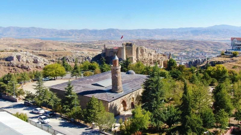 Pisa kulesinden daha eğik olan tarihi eğri minare ilk günkü ihtişamını koruyor
