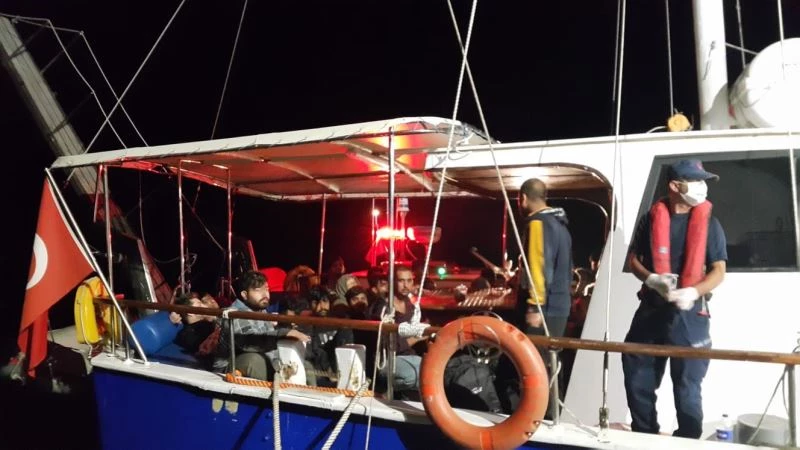 Yelkenli tekne içerisinde 196 kaçak göçmen
