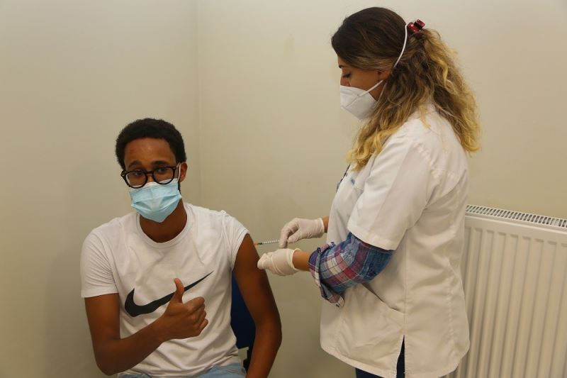 KBÜ’de öğrenciler aşılarını aşı uygulama merkezinde oluyor
