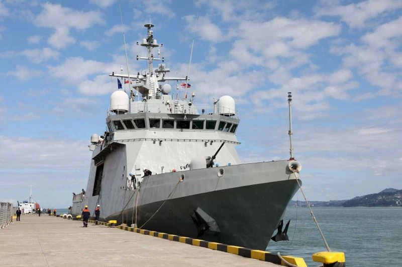 Aralarında Türkiye’nin de bulunduğu NATO savaş gemileri Batum’a demir attı
