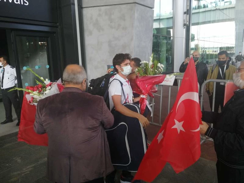 Dünya şampiyonu milli yüzücü Derin Toparlak yurda döndü
