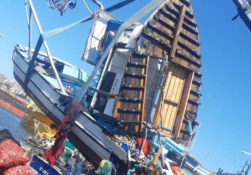 Çarpışma sonrası tekne suya gömüldü
