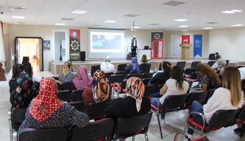 Anne ve anne adayına “En iyi narkotik polisi anne” eğitimi verildi
