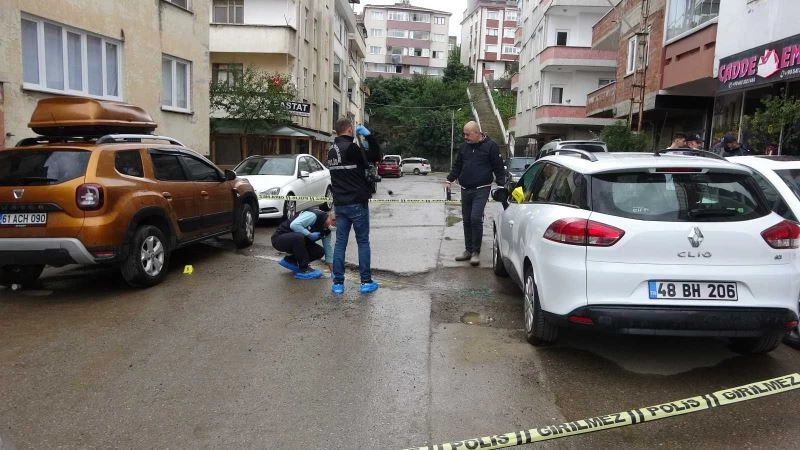 Kavgayı ayırmaya çalıştı, kurşunun hedefi oldu
