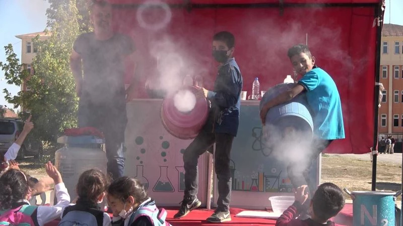 Sahnede deney yaparak hem şaşırttılar hem eğlendirdiler
