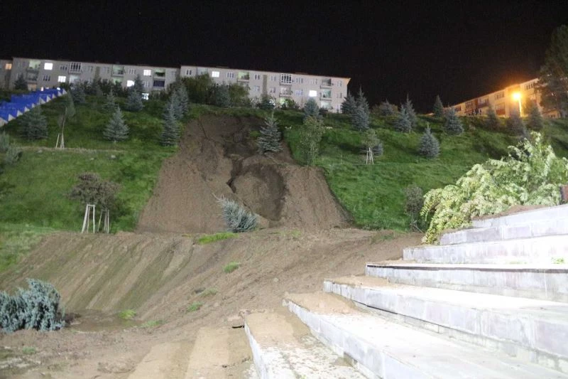 Arıza sonrası biriken su parkta toprak kaymasına neden oldu
