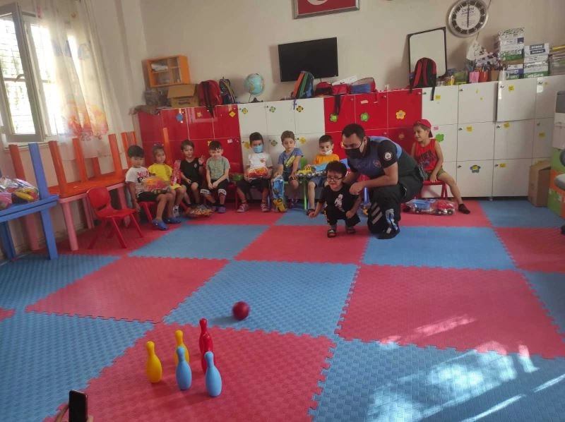 Minik Öğrenciler Polisle Kaynaştı

