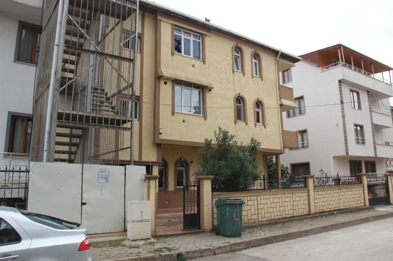 Kargo dağıtıcısı aracının başında şoka uğradı
