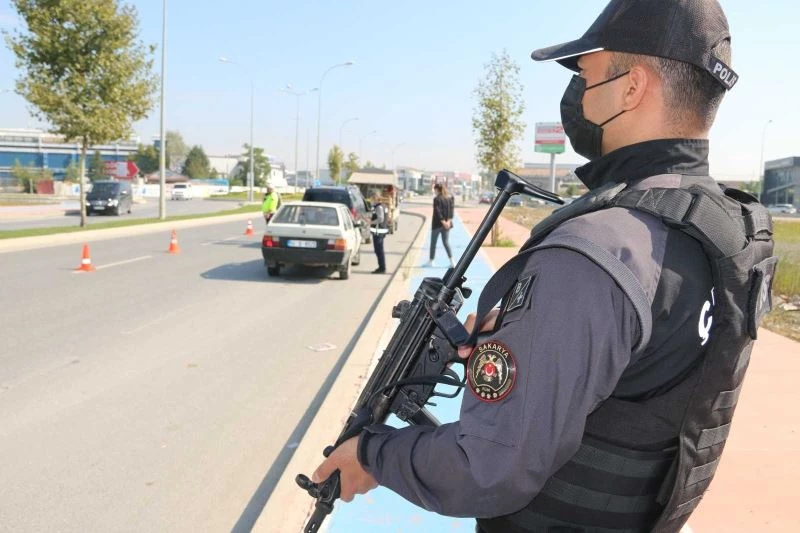 Sakarya’da 640 polis ile denetim: Karantina kurallarını ihlal etmişti, bu uygulamada yakalandı
