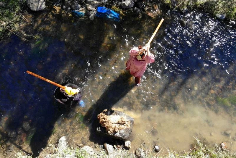 Binbir emekle yıkayıp, saatlerce tokaçla dövüyorlar
