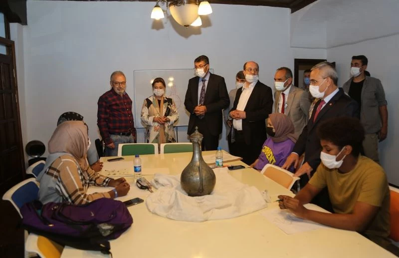 Tarihi konakta Türkçe öğrenecekler
