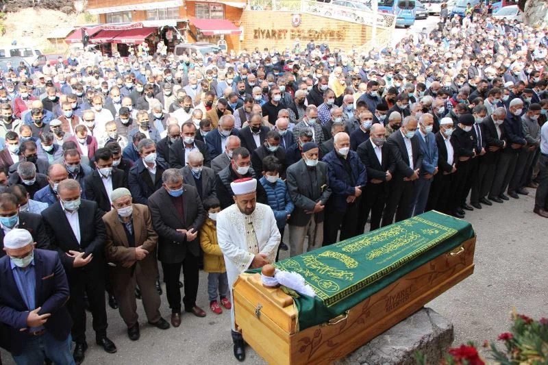 Doğuma günler kala vefat eden Emel öğretmen ve bebeği defnedildi
