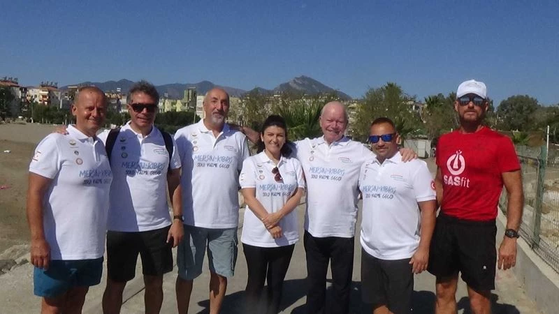 Mersin’den Kıbrıs’a tek başına yüzüyor
