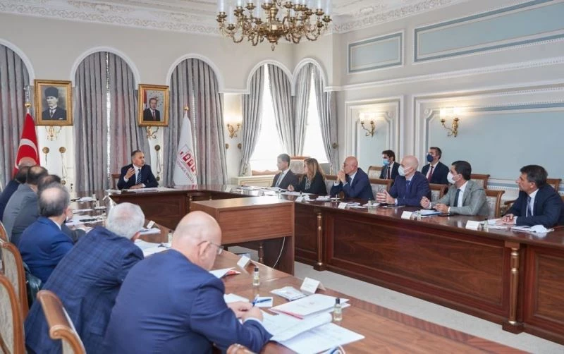 İstanbul Valisi Yerlikaya, devlet üniversitesi rektörleri ile bir araya geldi
