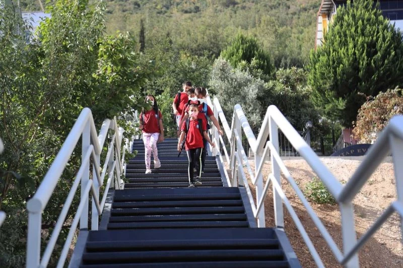 Ulaşım sorunu yaşanan iki sokak merdivenle birleştirildi
