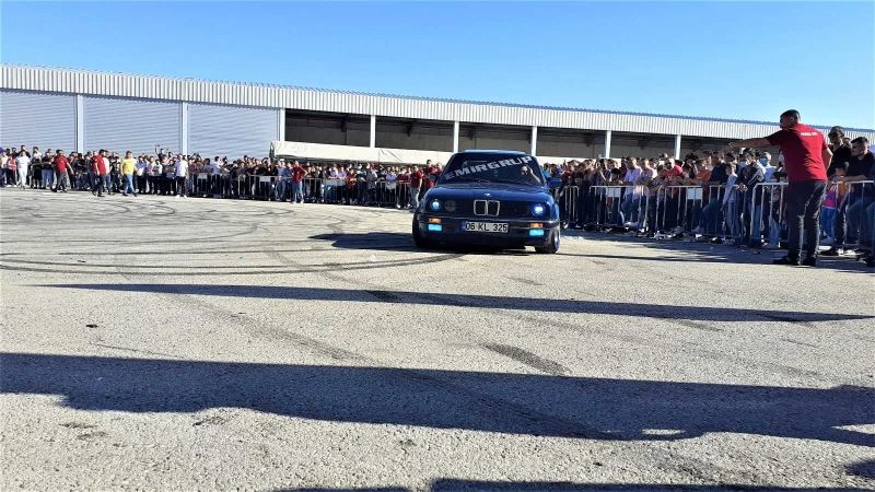 Modifiye araç severler SMA hastası Ela için bir araya geldi