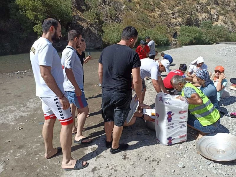 Gençler Şenoba’da rafting öğreniyor
