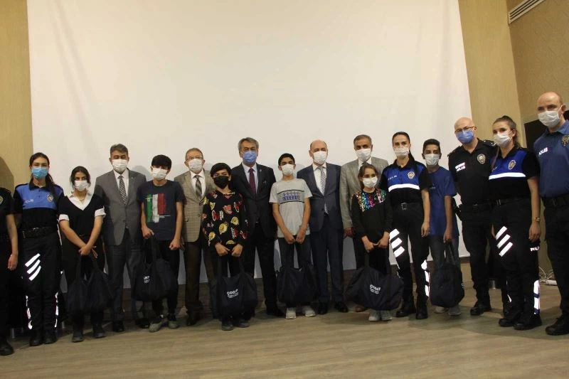 Batman İl Emniyet Müdürlüğü ÇOGEP kapsamında sporcu öğrencilere malzeme dağıttı
