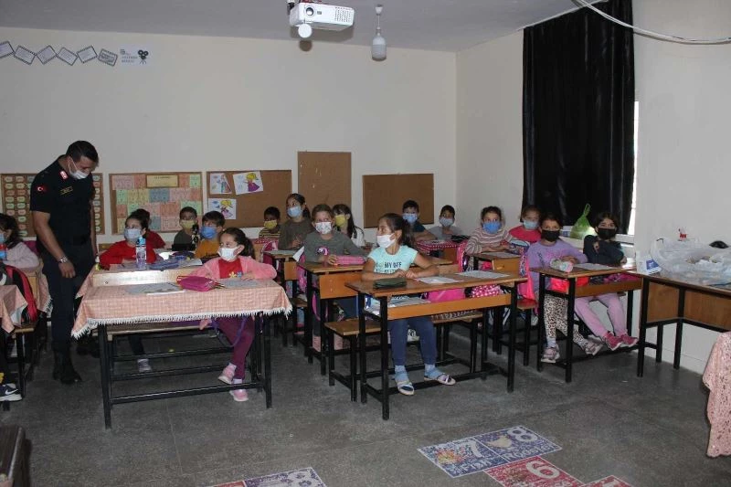 Jandarma ekipleri öğrencilere kişisel güvenlik önlemlerini anlattı
