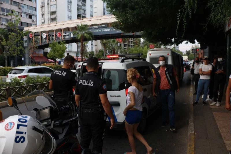 Sinir krizi geçiren kadın otobüs durağına saldırdı
