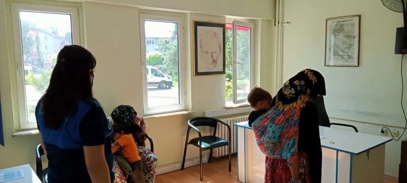 Kucaklarında çocukları ile dilenirken yakalandılar
