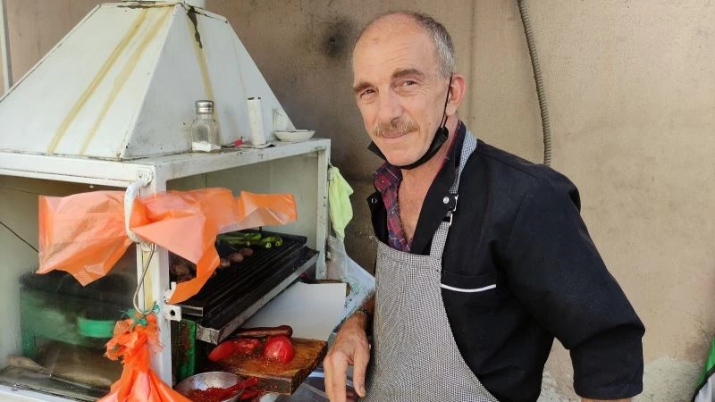 50 yıldır seyyar arabayla köfte satıyor

